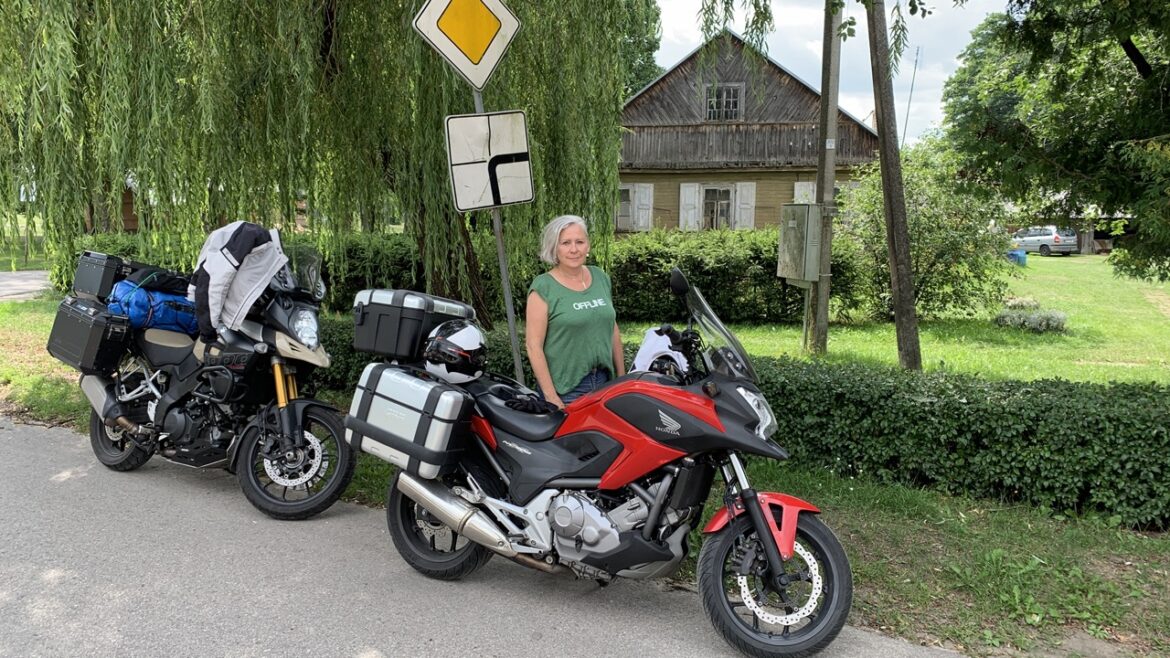 En daar liggen we dan, als twee domme geitjes in het grind