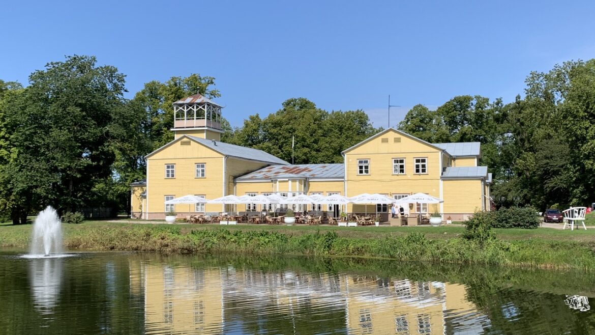 Van Pärnu naar Kuuressaare: Sovjetflats en houten kerken in het bos.