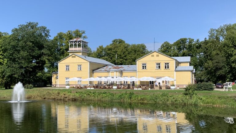 Van Pärnu naar Kuuressaare: Sovjetflats en houten kerken in het bos.