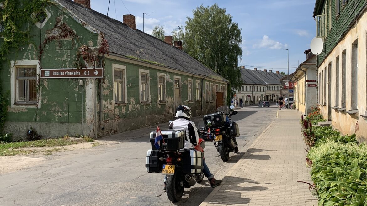 VAN KARLI VIA KULDIGA NAAR NERINGA (KOERSE SCHOORWAL)