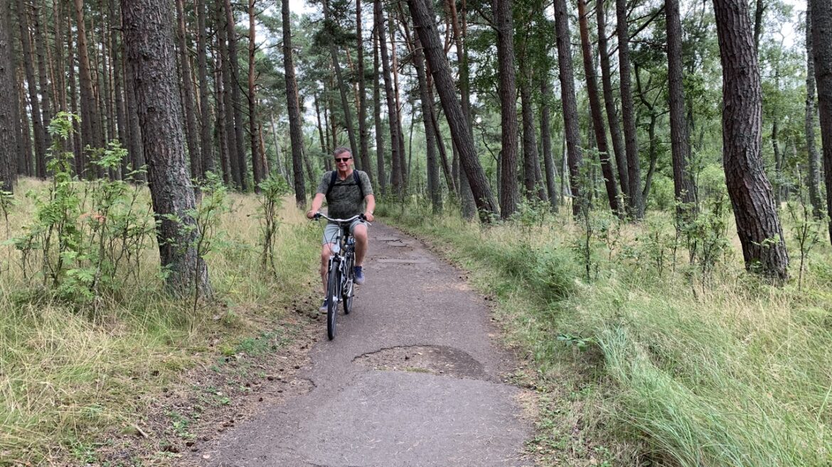 FIETSTOCHTJE OVER DE KOERSE SCHOORWAL