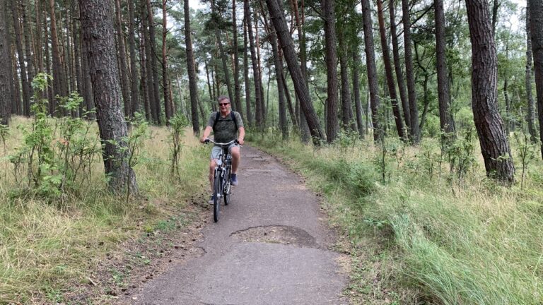 FIETSTOCHTJE OVER DE KOERSE SCHOORWAL